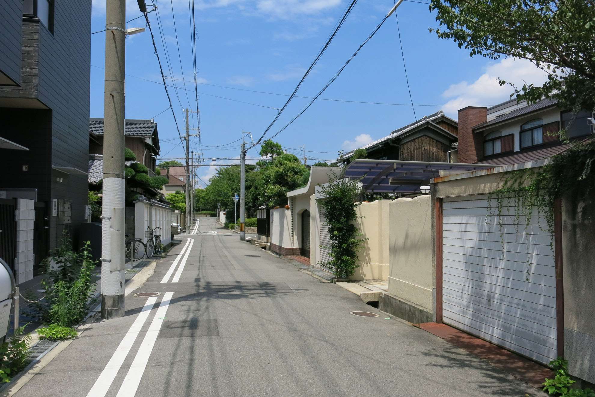 道幅が広く、区画の整った街並みです。