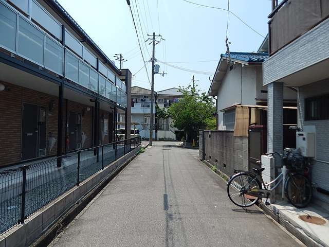 一戸建てやマンション、ハイツなどのほか、小さな商店も混在しています。