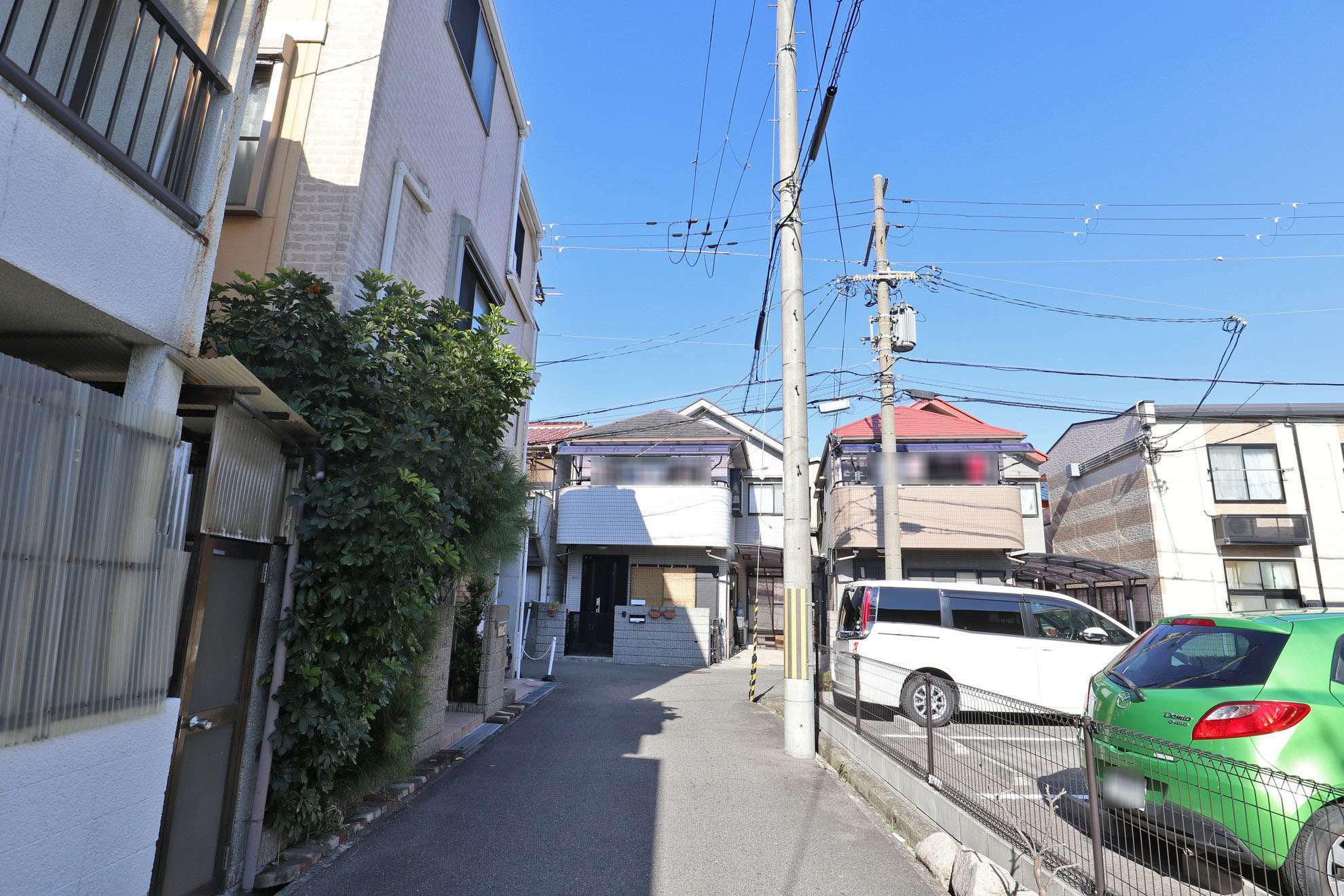 道幅は狭く入り組んでいます。