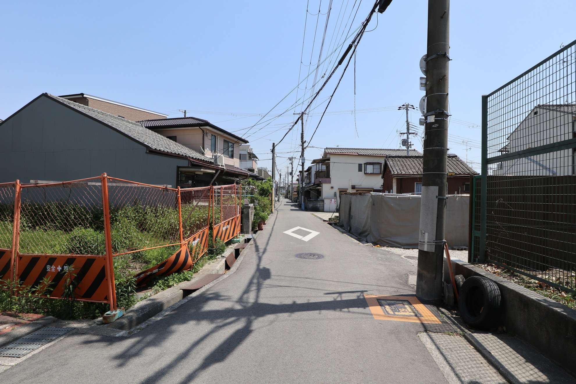 街路がやや入り組んだエリア。車の通りが少なく、静かで落ち着いた雰囲気の住環境です。