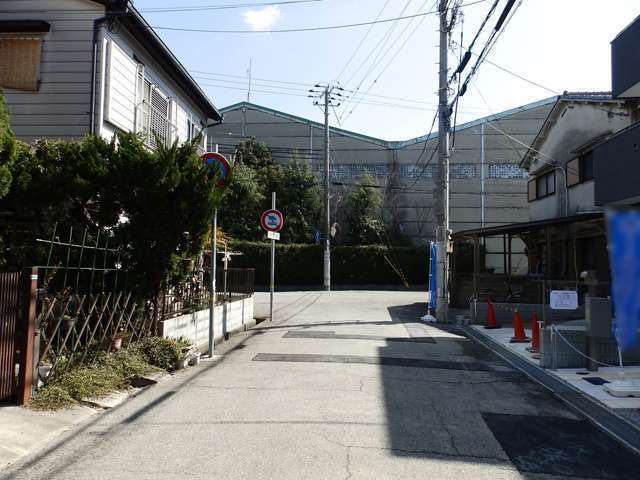 一戸建てやアパート、工場など様々な建物が混在しています。