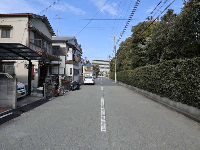山幹通りや県道41号線に出やすく、車での移動がスムーズな町です。
