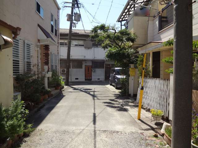 一戸建てやアパートなどが混在する町。