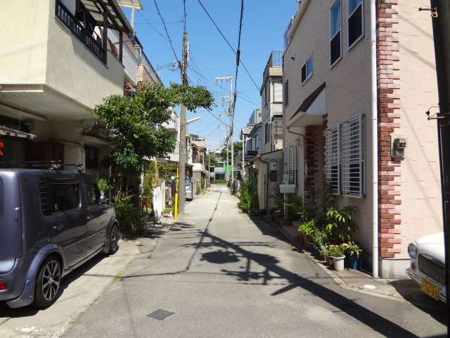 地勢は平坦。道幅は狭く入り組んでいますが、車の通りが少ない静かな住環境が魅力です。