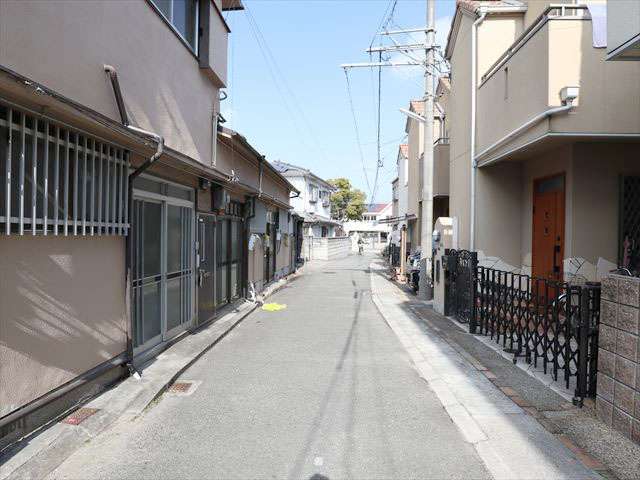 バス通りからから一本中に入ると道幅が狭く入り組んでいますが、趣のある雰囲気です。