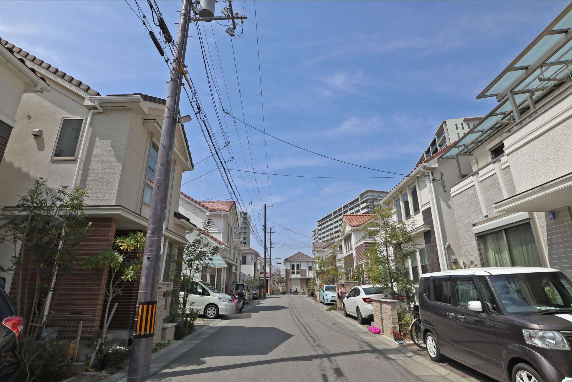 JR「塚口」駅前の住宅地で、一戸建てやマンションが整然と立ち並んでいます。