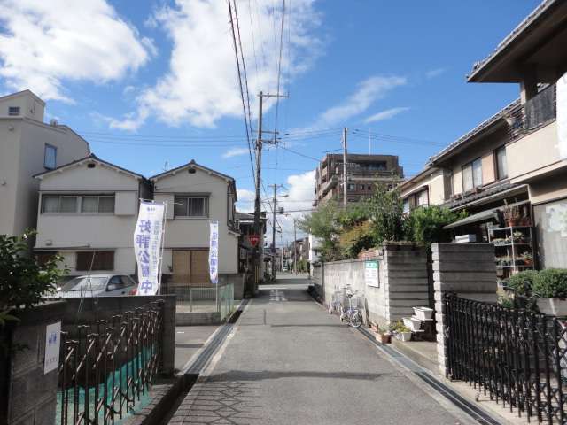 一戸建てやアパートなどが混在する静かな町。地勢は平坦です。