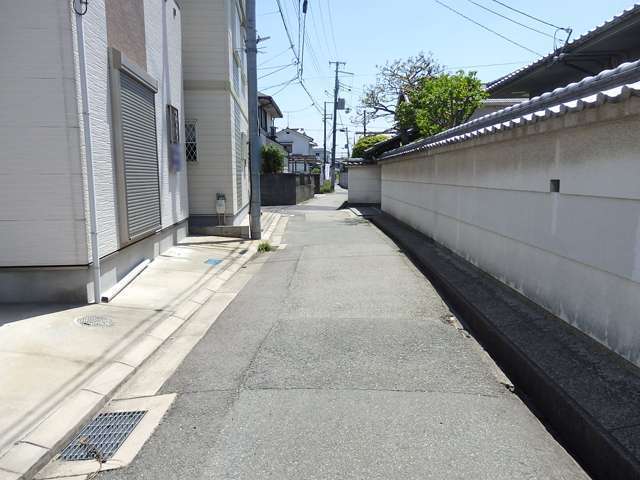 下町の風情が残る落ち着いた雰囲気の街並み。