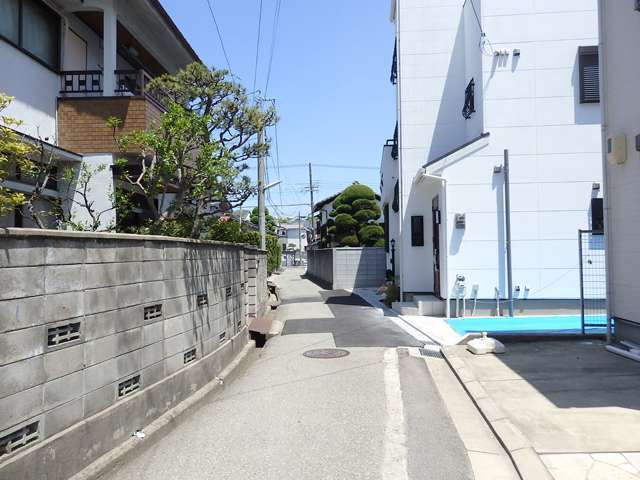 一戸建てやマンションなどが混在し、道幅が狭い場所もあります。
