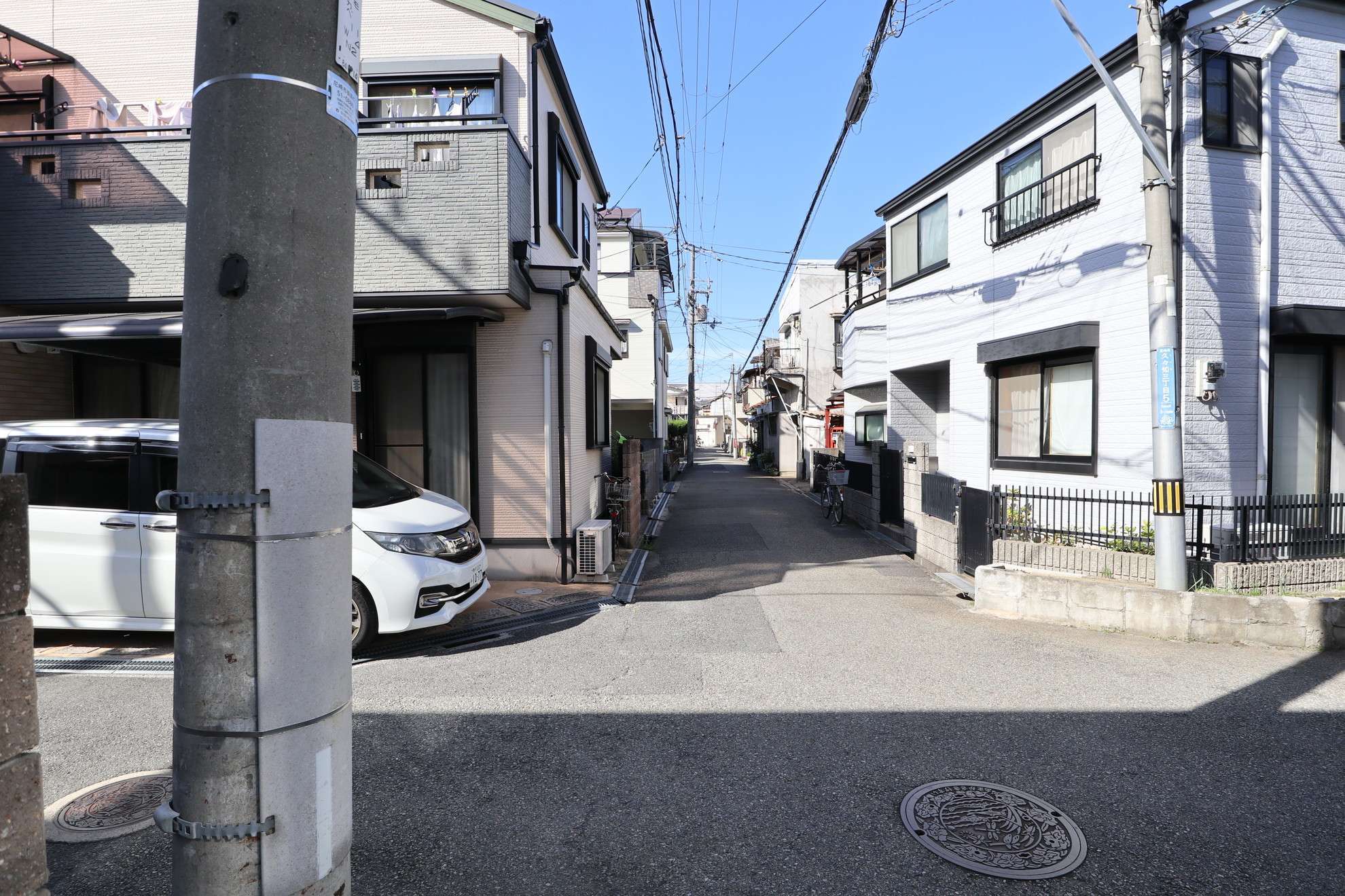 一戸建てが中心に並ぶ住宅地。地勢は平坦です。