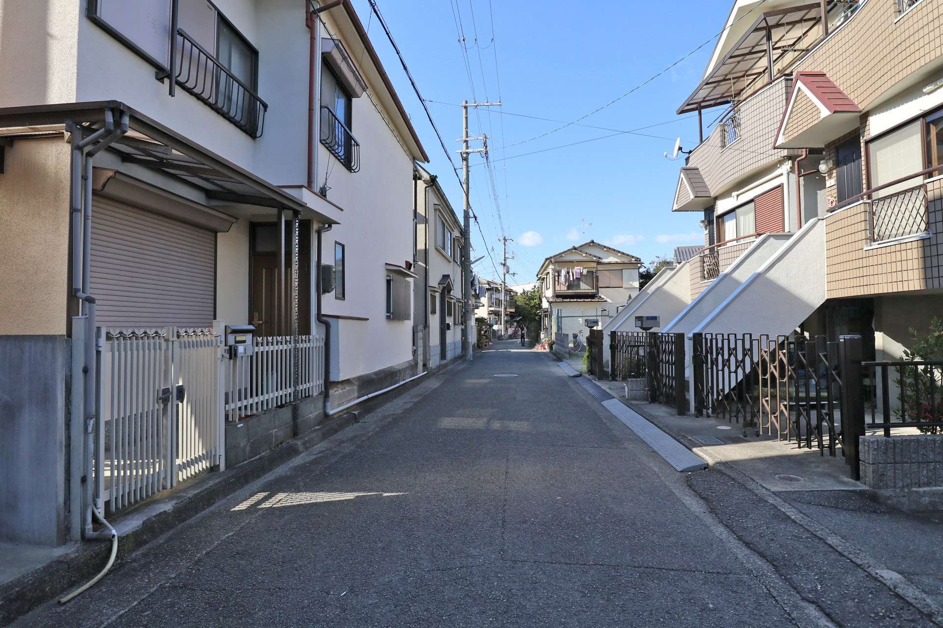 道幅は狭くやや入り組んだ、下町の風情ある街並みです。