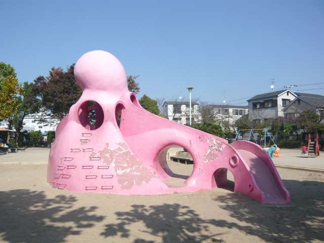 『潮江公園』。大きな野球場とバラ園、タコの形のアスレチックのある遊具広場があります。