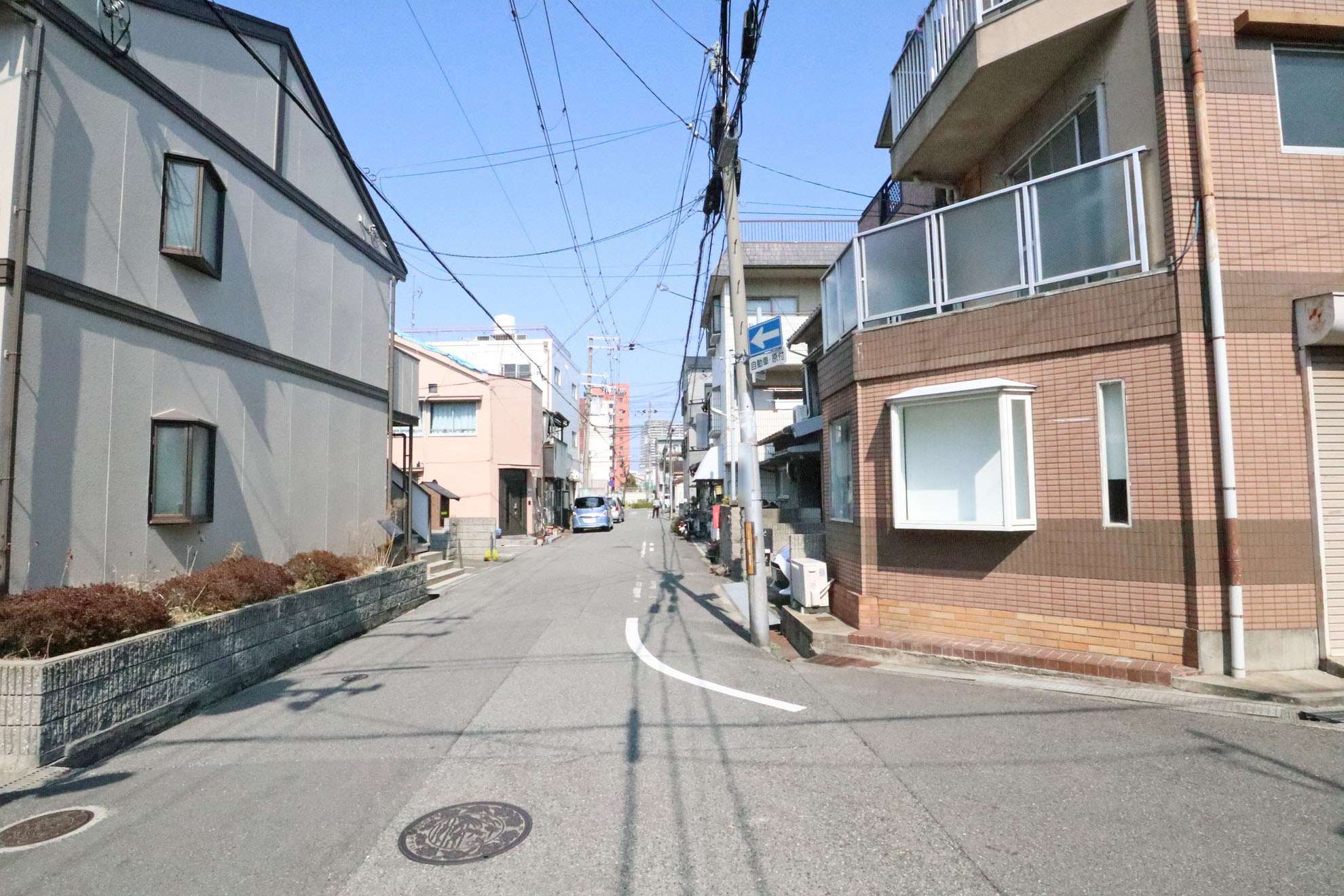 道幅は狭く入り組んでいますが、静かで落ち着いた雰囲気の街並み。