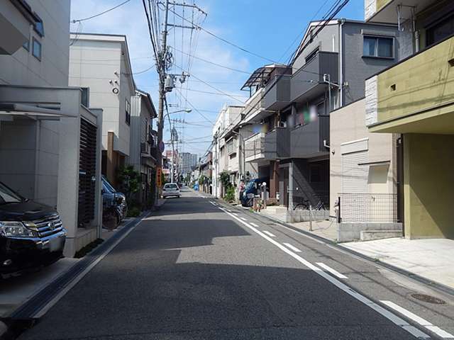 町の南西部を南方向から見た景色。戸建が多く立ち並んでいます。