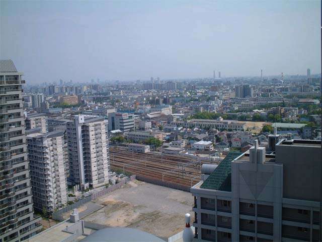 JR「尼崎」駅の南東側。ショッピングモールや病院など、多数の商業施設が集まるエリアです。