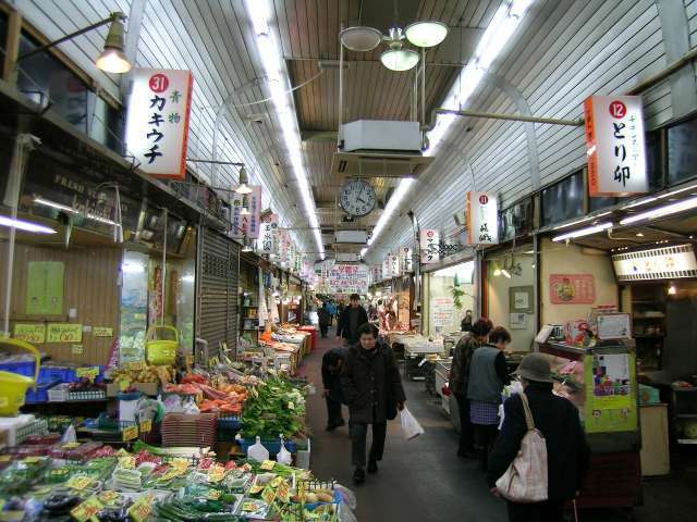 『杭瀬市場』をはじめとした各市場がアーケードでつながっていて、食料品を中心に様々な商品が並んでいます。