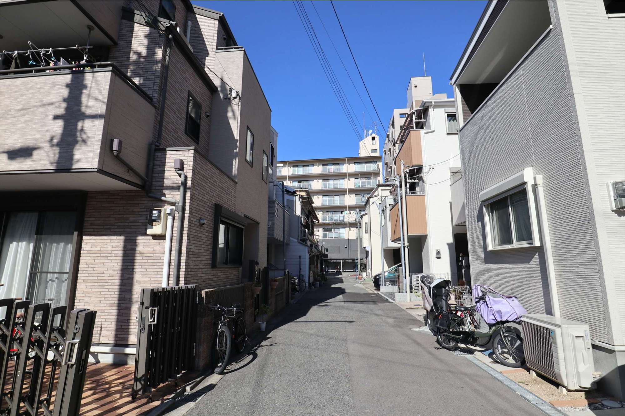 道幅は狭く入り組んだところが多いです。一戸建てやマンションなどの住宅が混在しています。