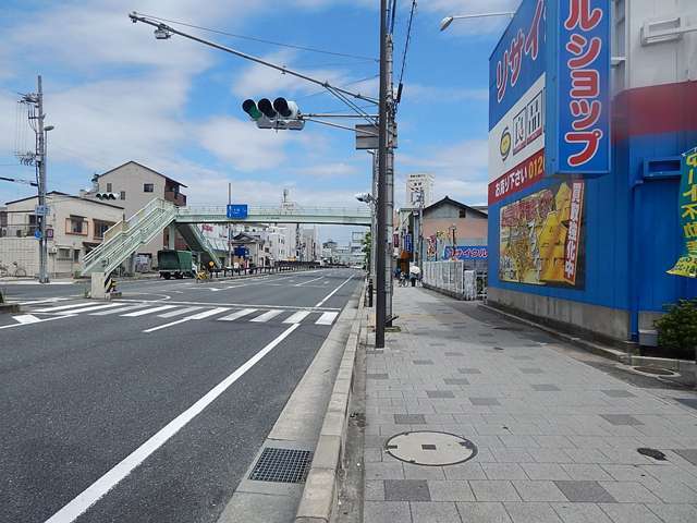 町の北側を国道2号線が通り、国道沿いには商業施設が立ち並んでいます。