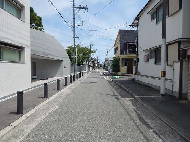 一部道幅が狭く一方通行になっている道もありますが、区画は概ね整っています。