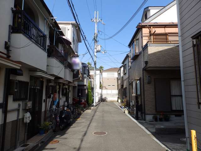 建物が密集した印象ですが、車の通りが少ない静かな住環境が魅力です。