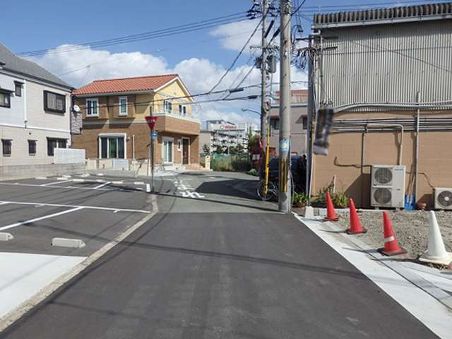 様々な用途の建物が混在しています。