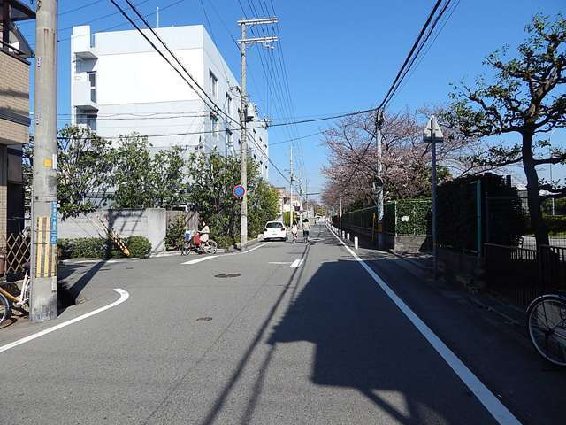 町全域が準工業地域に指定されています。