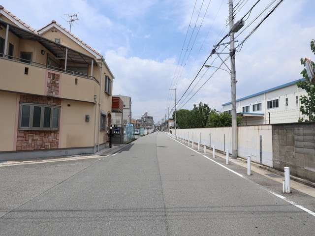 一戸建てやマンション、工場などが混在する住宅地。