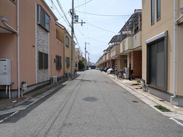 道幅は広く区画が整っており、すっきりとした街並みです。