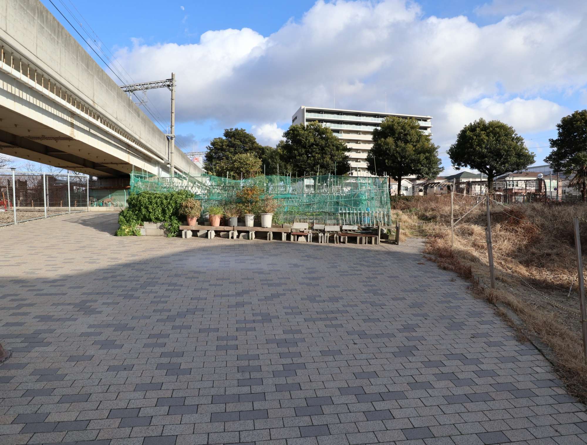 町の北側には阪神本線の高架が通っています。