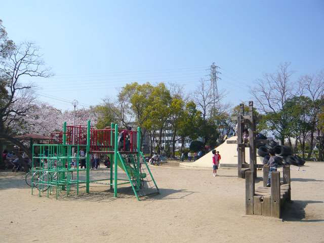 『蓬川公園』には、すべり台やブランコなどの遊具のほか、阪神電車の路面電車が保存されています。