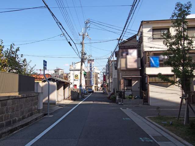 区画は整然としており、一戸建てやマンションなどが混在しています。