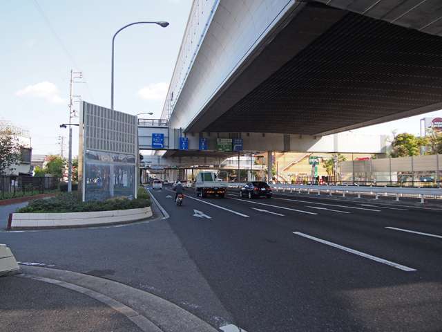 町の南側を走る国道43号線のおかげで、車の移動がスムーズです。