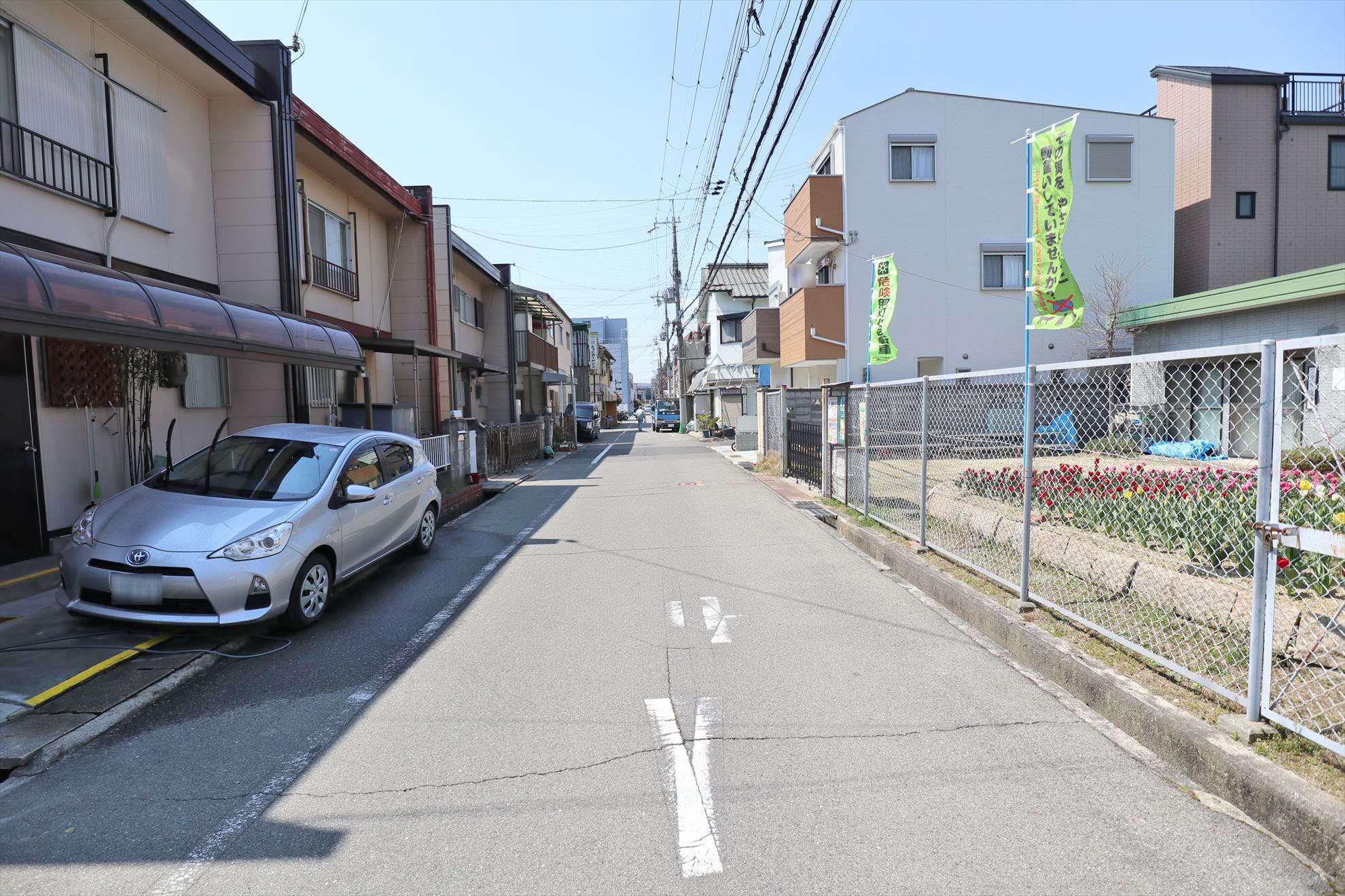 地勢は平坦、道幅は比較的広く区画がすっきりとしてします。