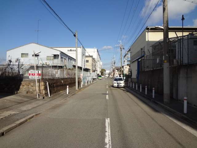 区画の整った街並みで、工場が多く立ち並んでいます。