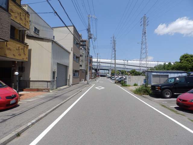 町の北側を阪神高速道路が走っています。
