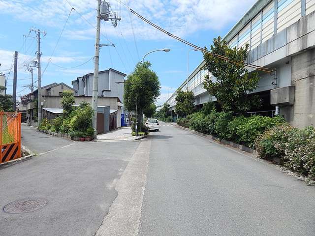 地勢は平坦。町中を阪神高速3号神戸線、国道43号線が走っています。