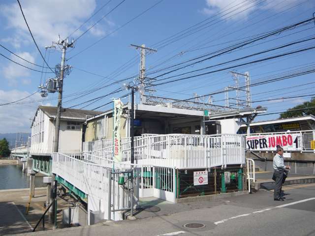 阪神「武庫川」駅。『武庫川』に架かる橋の上にホームがある珍しい駅です。