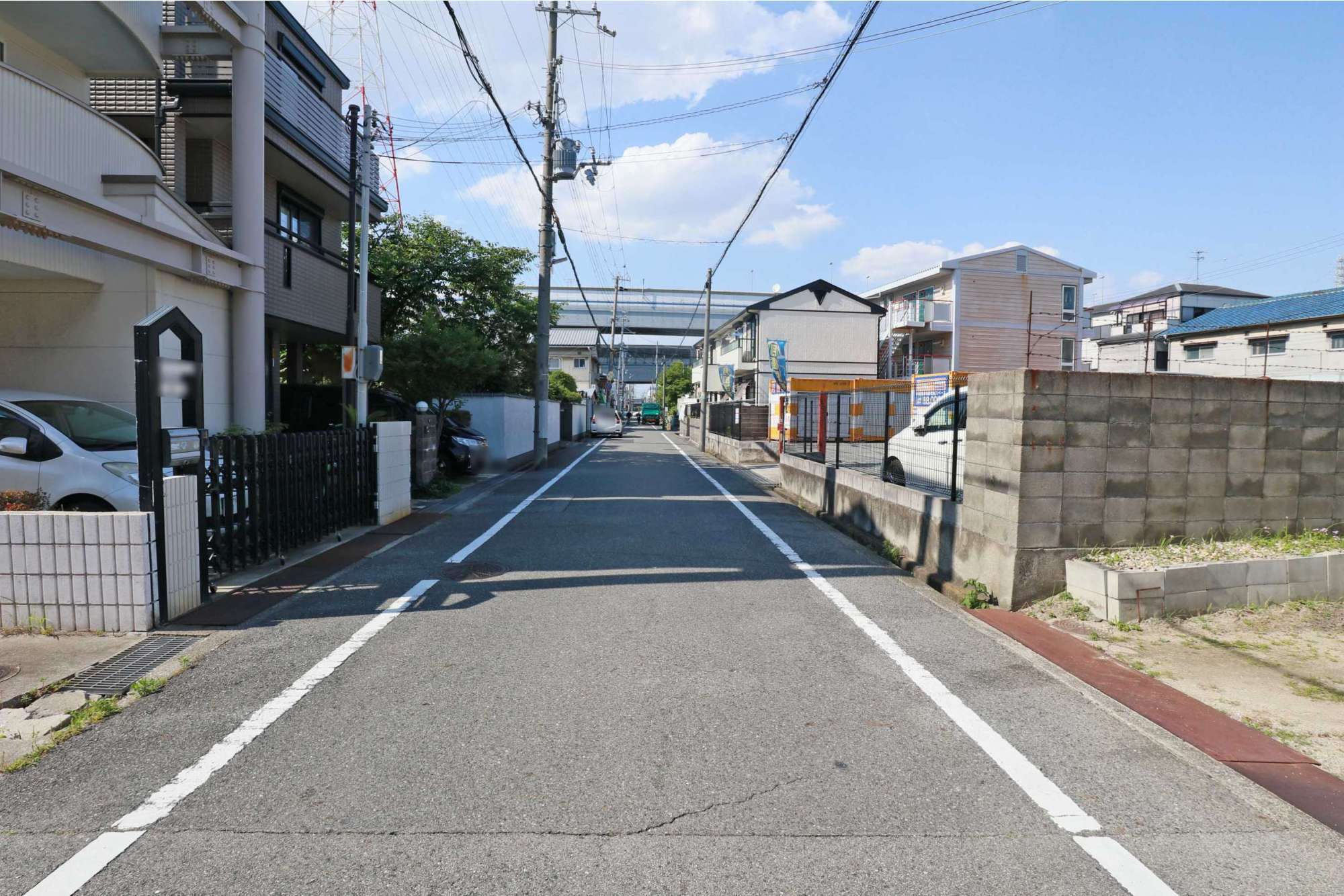 町の北側を、阪神高速道路の高架が通っています。