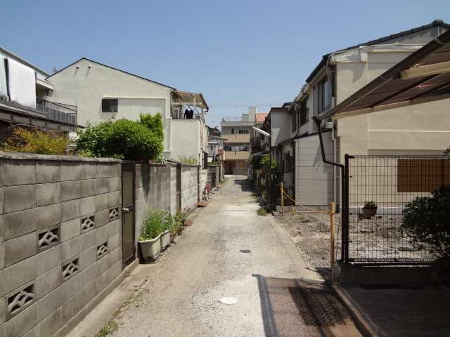 一部、道幅が狭くなっている場所もありますが、区画の整った街並みです。