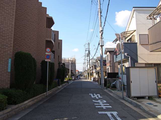 町のほとんどが第1種住居地域に指定され、一戸建てとマンションが中心に立ち並ぶ住宅街。