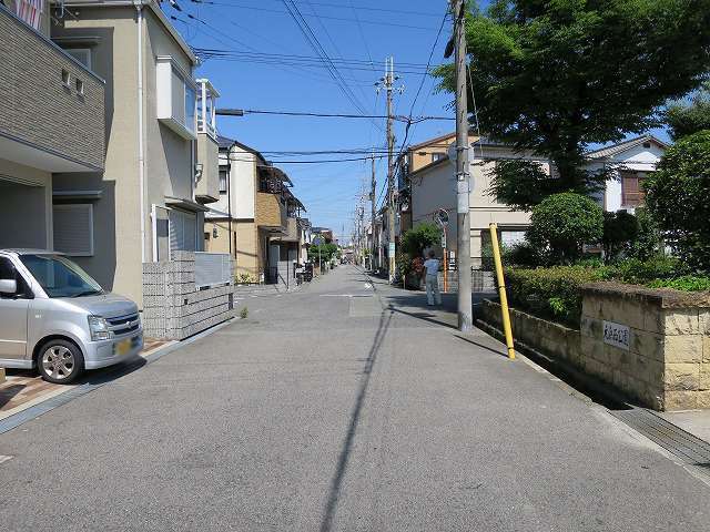 街なかに植栽や生垣などの緑は少ないですが、公園や武庫川に近く、身近で緑の潤いを感じられます。