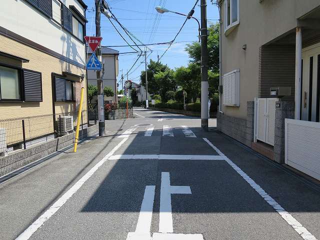 地勢は平坦で、概ね整った区画の街並みです。