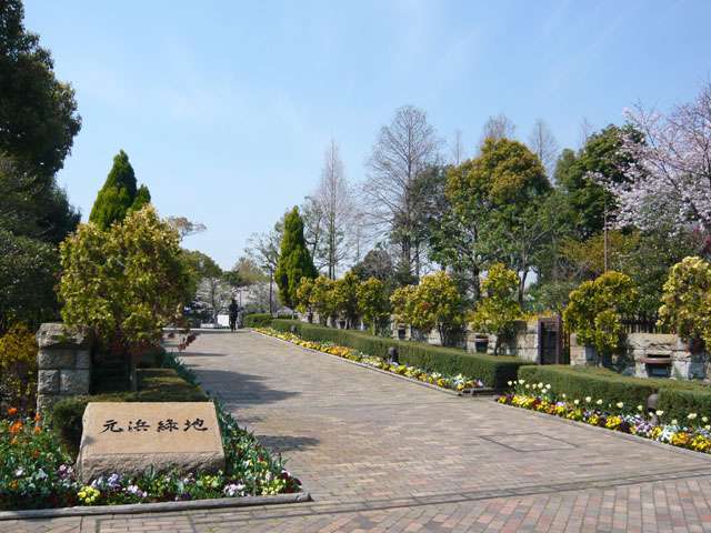 『元浜緑地』。広い芝生のあるエリアと、わくわくするような遊具がたくさんあるエリアに分かれています。