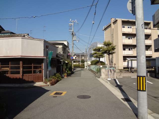 複数の用途地域が指定されているため、エリア内には様々な用途の建物が混在しています。