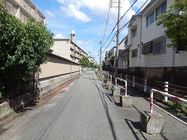 一戸建てやマンションなどが混在しています。