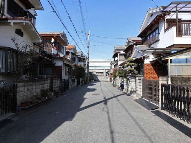 町の北側にはJR東海道本線が走っているため、線路沿いは電車の音が聞こえます。