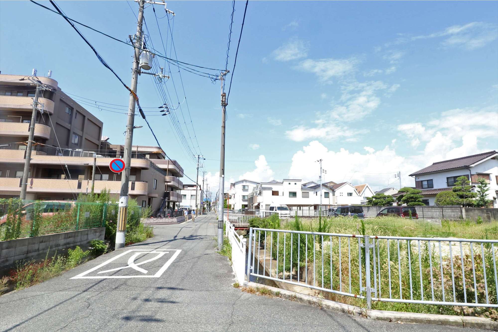 地勢はほぼ平坦で、閑静な住宅地です。