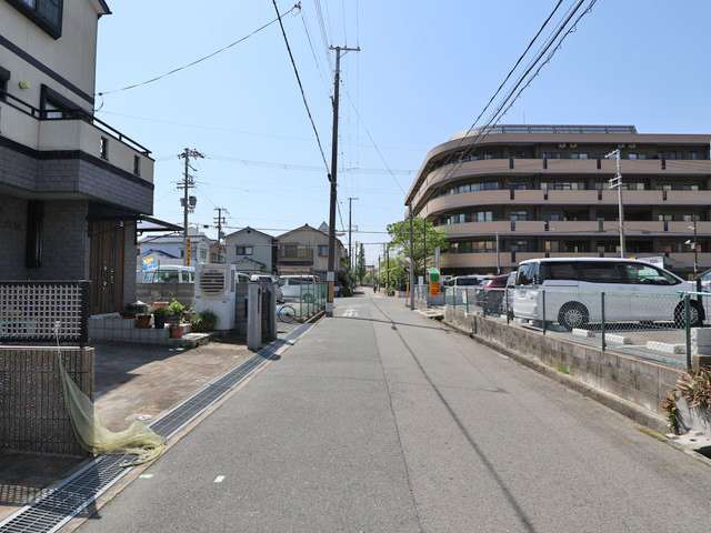 道幅が広く区画の整った街区と、道幅が狭くやや入り組んだ街並みの街区とがあります。