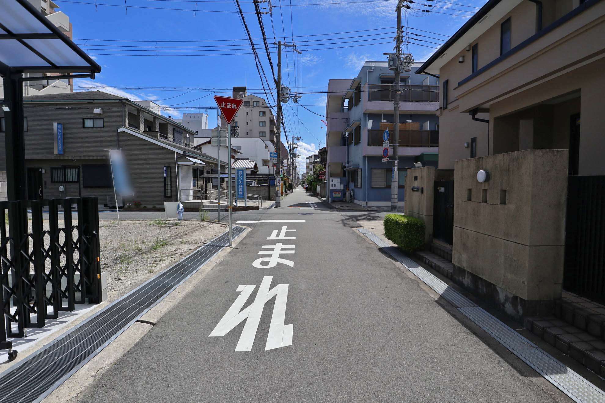 町のほとんどが第1種中高層住居専用地域に指定されており、マンションや一戸建てが中心に立ち並んでいます。