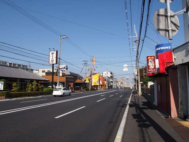 県道142号線沿いには各種店舗が揃っています。